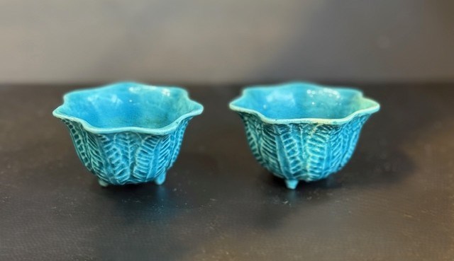 Pair of small cups (for scholar) in turquoise blue enameled biscuit in the shape of a cabbage 
Kangxi Period 1662/1722
H3,5cm